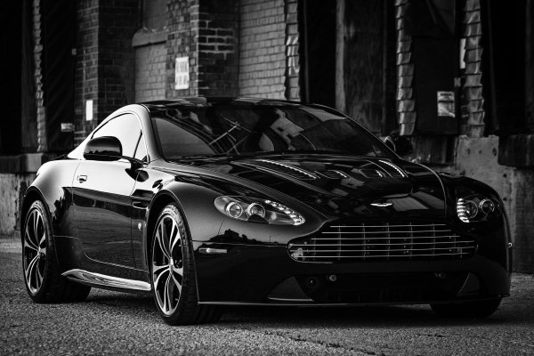 Астон Мартин в12 Vantage