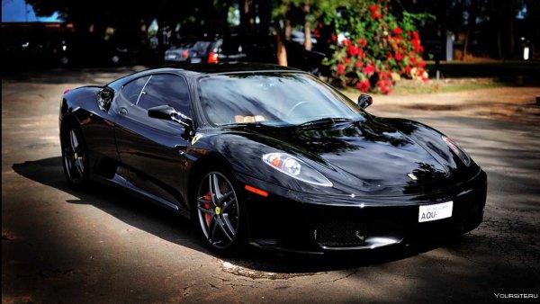 Машина Феррари черная