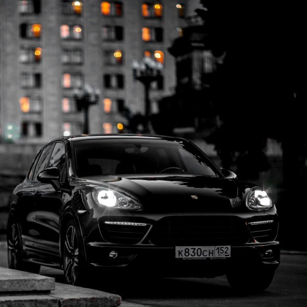 Порше Кайен на черном фоне