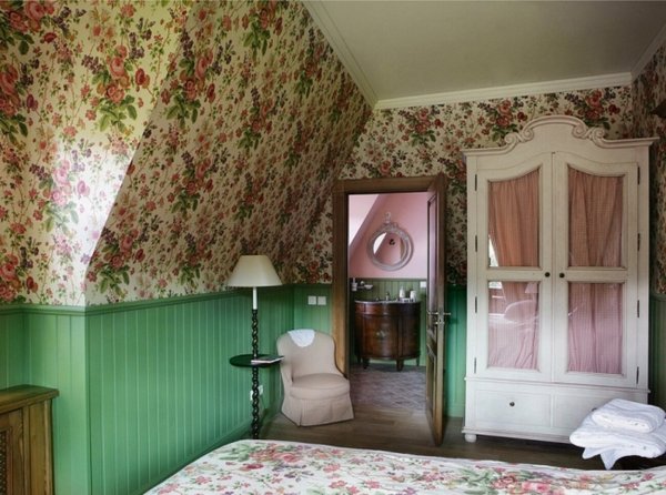 Сочетание вагонки и обоев