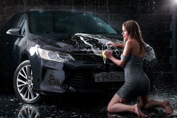 Мойка автомобиля девушками