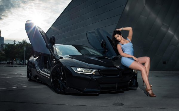 Черный автомобиль и девушка