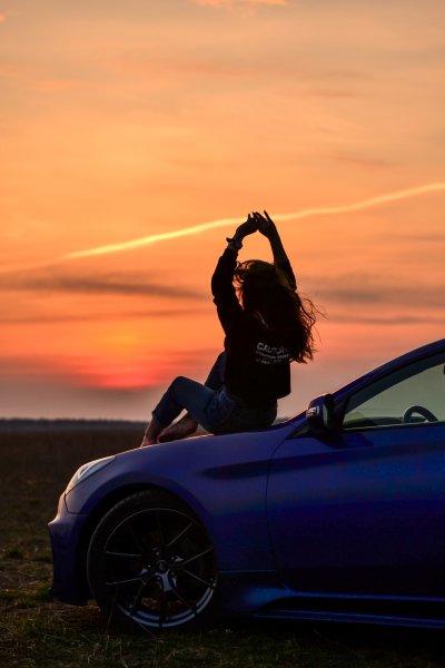 Девушка в машине