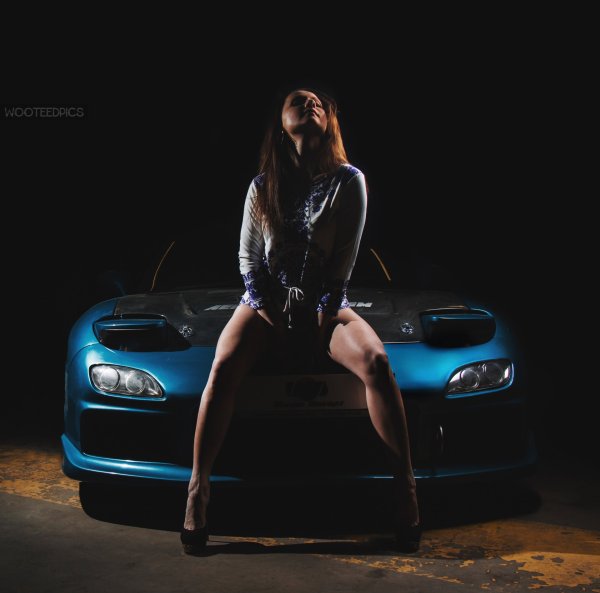 Девушка в машине ночью