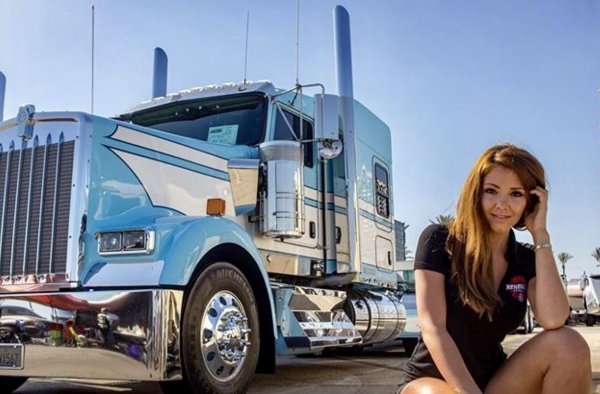 Девушки и Грузовики