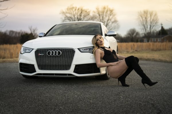 Девушка в машине Ауди