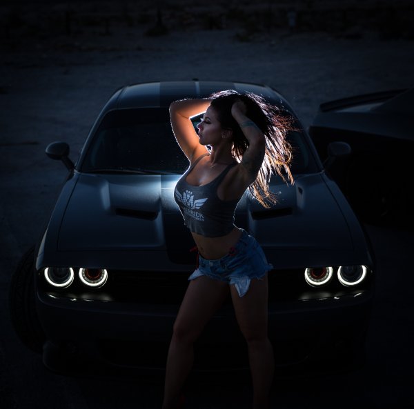 Додж Челленджер и девушка