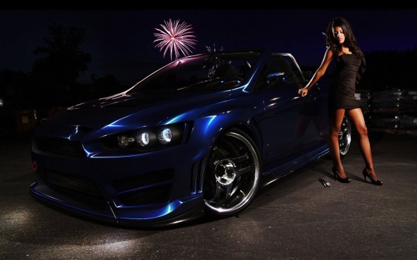 Девушка на фоне тюнинговой машины