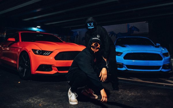 Крутые парни в масках возле машины