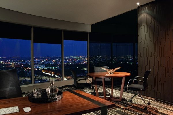 Офис в небоскребе с панорамными окнами