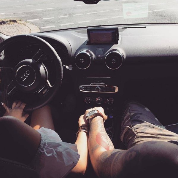 Влюбленные в машине