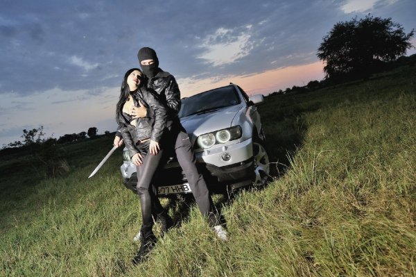 Девушка и парень саружием