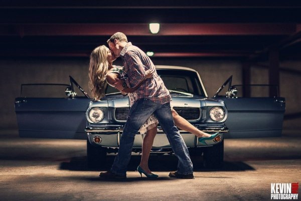 Пара на фоне машины