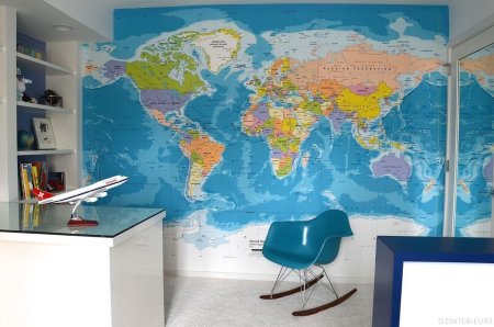 Карта мира в комнате