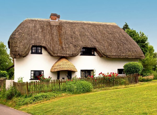 Деревня в Англии с соломенными крышами