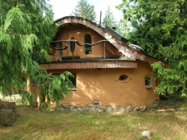 Двухэтажный дом из самана