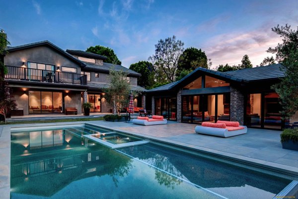 Красивый дом с бассейном