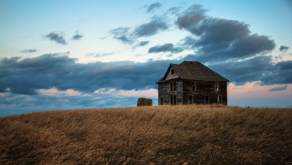 Старый дом в поле
