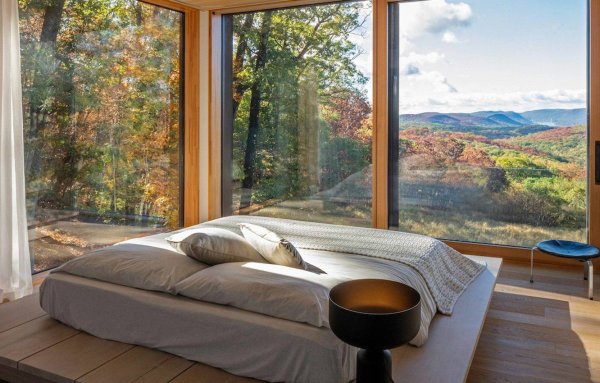 Дом в горах с панорамными окнами