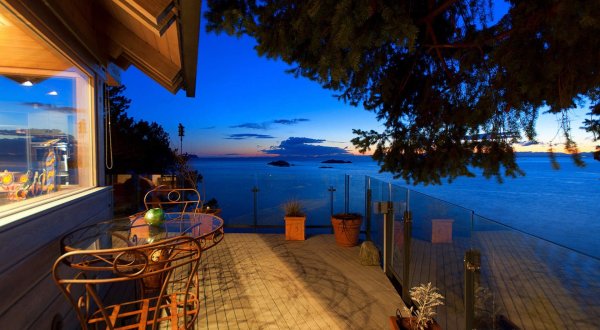 Дом с террасой с видом на море