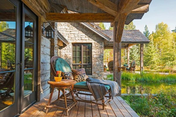 Дом в лесу с верандой