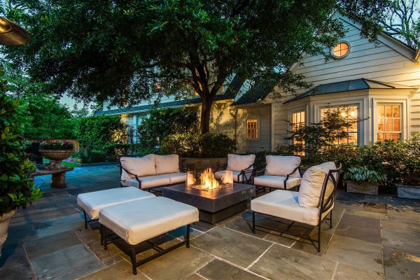 Красивый уютный домик с двориком