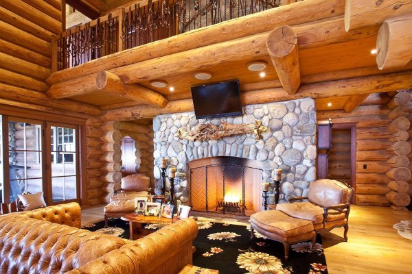 Дом из не оцелидрованого бревна интерьер