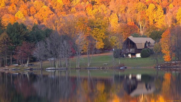 Домик на берегу озера осенью