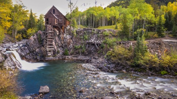 Домик у горной реки