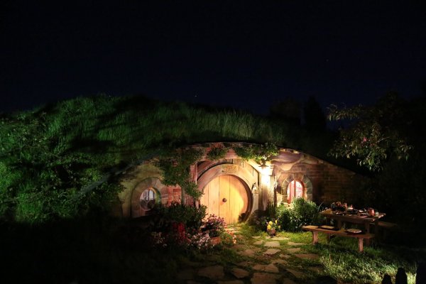 Деревня Хоббитон с туристами