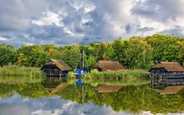 Домик лесника около озера Выштынецком озере