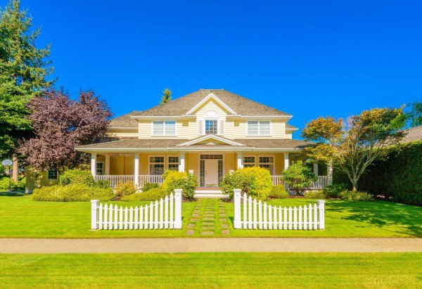 Дом с лужайкой