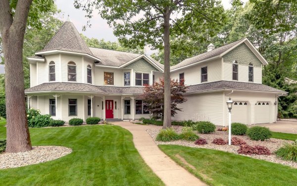 Красивый белый дом