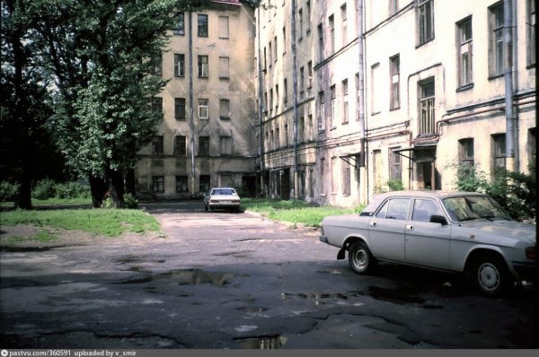 Двор Россия 90е пятиэтажки