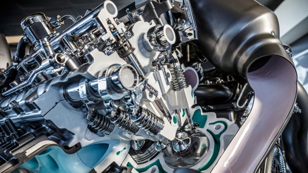 Мерседес Бенц битурбо v8