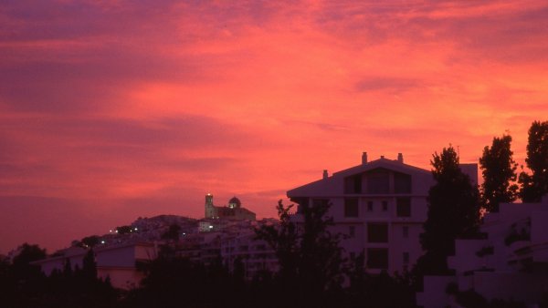 Красный закат в городе