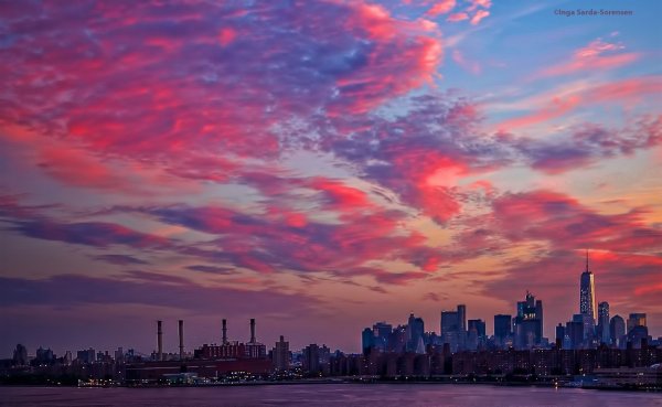 Розовый закат в городе