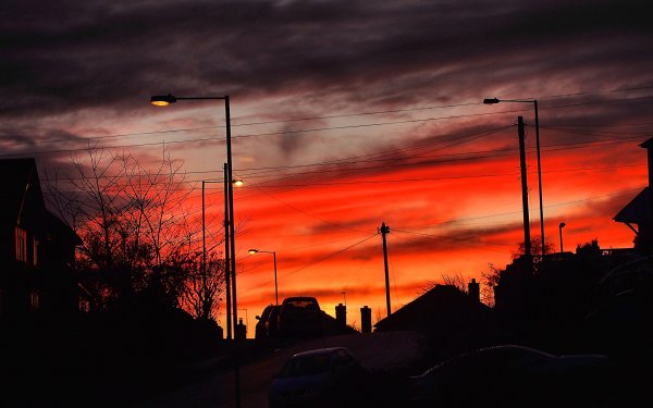 Красный закат в городе