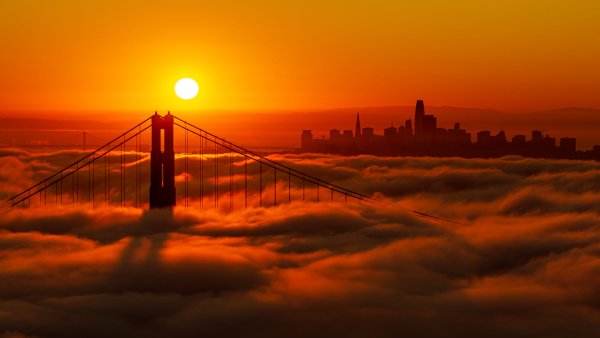 Закат на фоне города