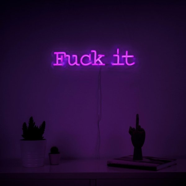 Неоновые надписи фиолетовые