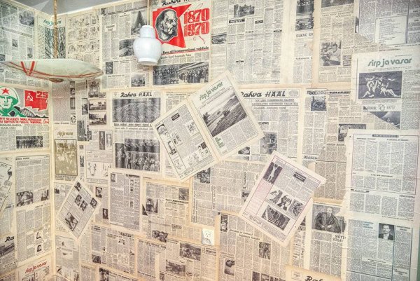 Стена обклеенная газетами