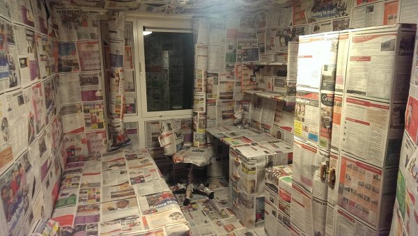 Стена обклеенная газетами