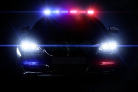 Машина с горящими фарами