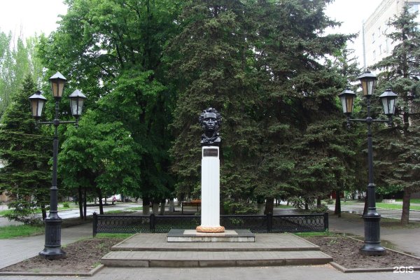 Бюст а Пушкина в Азове на Петровском бульваре