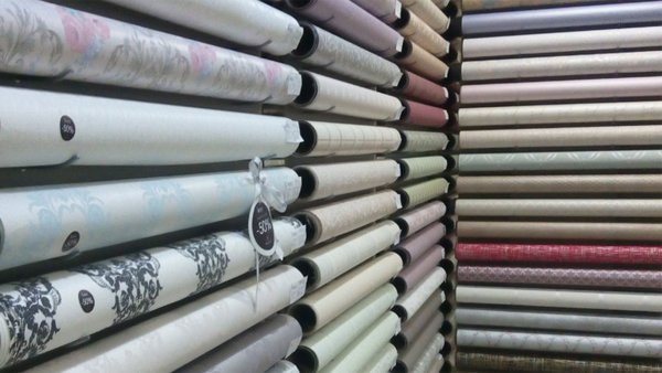 Рулоны обоев много