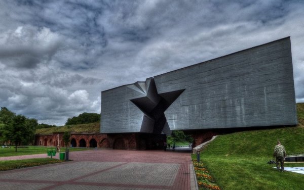 Брест мемориальный комплекс