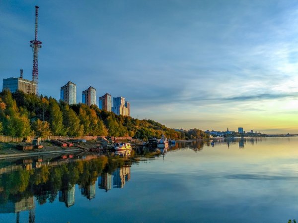 Пермская набережная и паруса над Камой