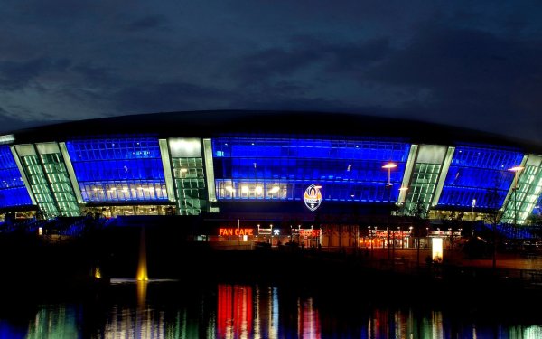 Донбасс Арена ночью