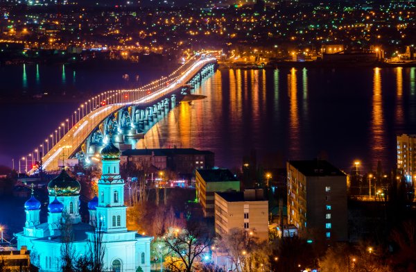 Вечерний город Саратов с набережной