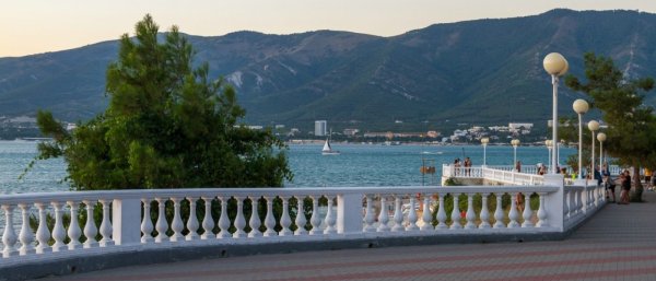 Геленджикская бухта набережная